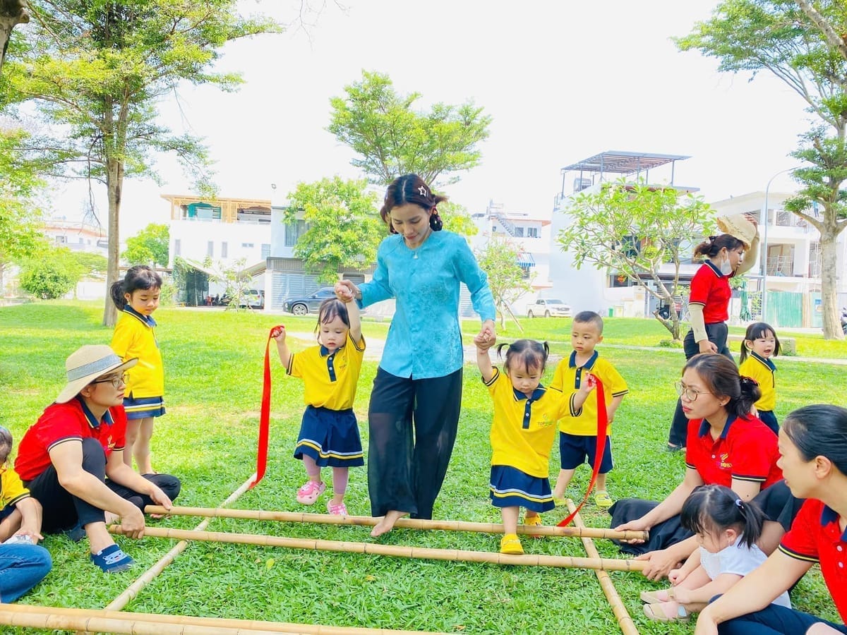 Các bé trong một hoạt động ở trường