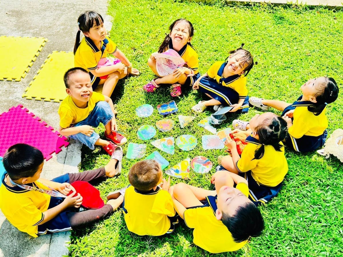 Bé chăm chú trong giờ học