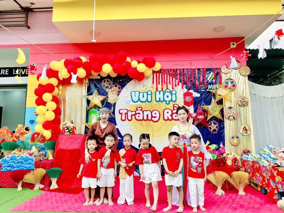 Các bé trong ngày hội của trường