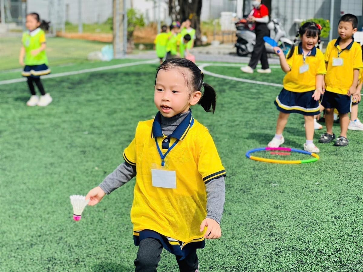 Các bé say mê học trong lớp