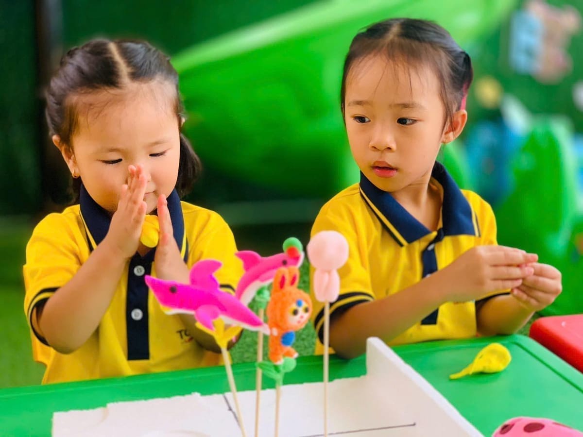 Bé vui chơi vận động ngoài trời