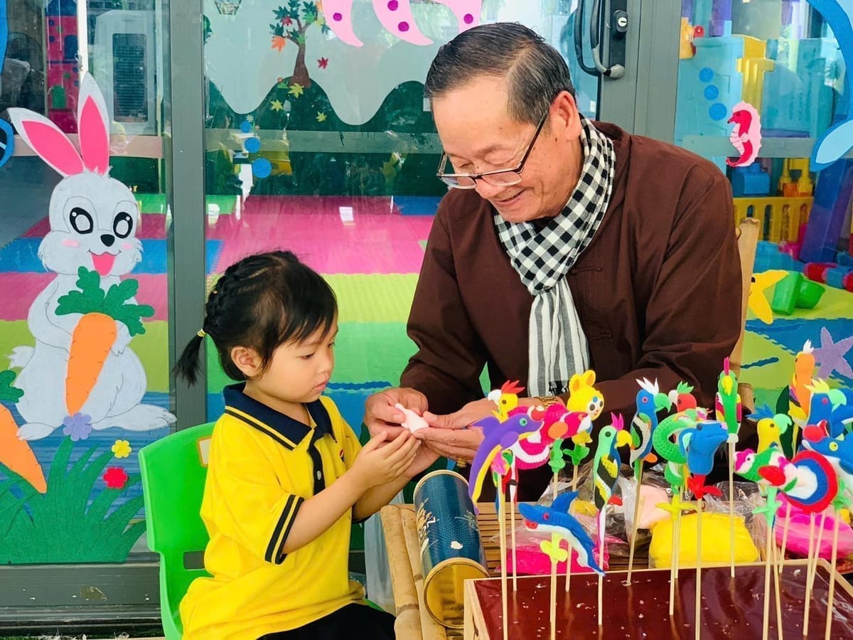 Các bé khám phá khoa học