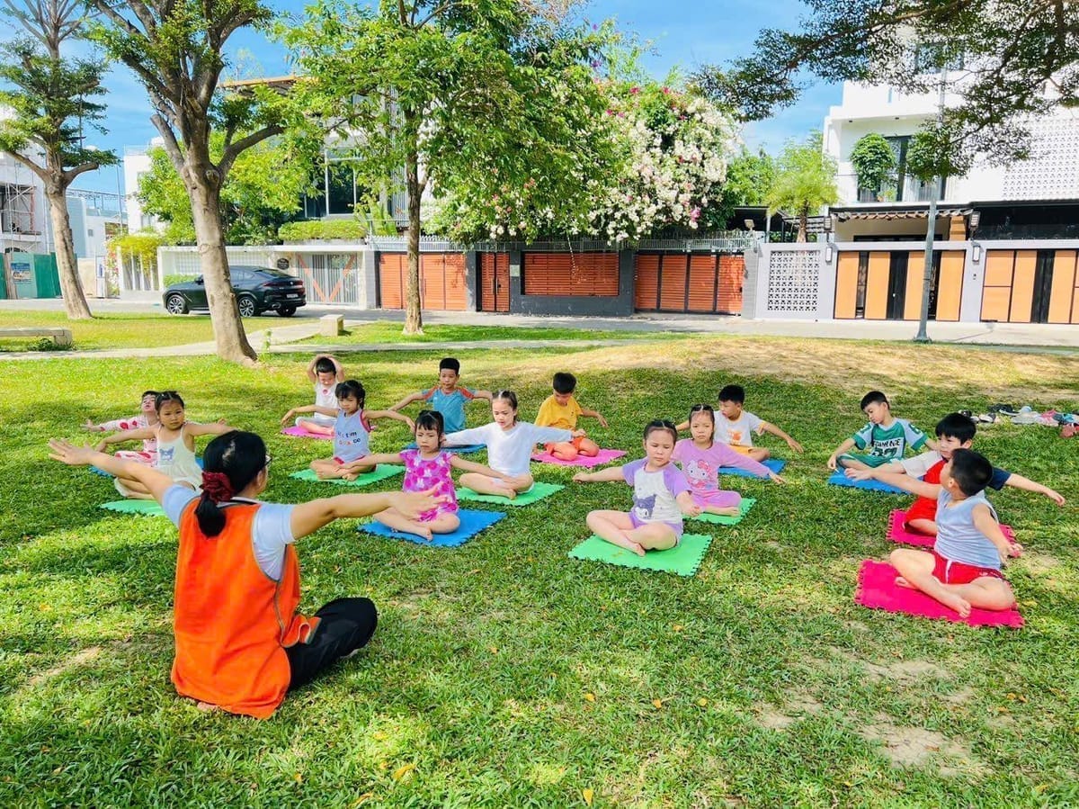 Bé tập nấu ăn và kỹ năng sống