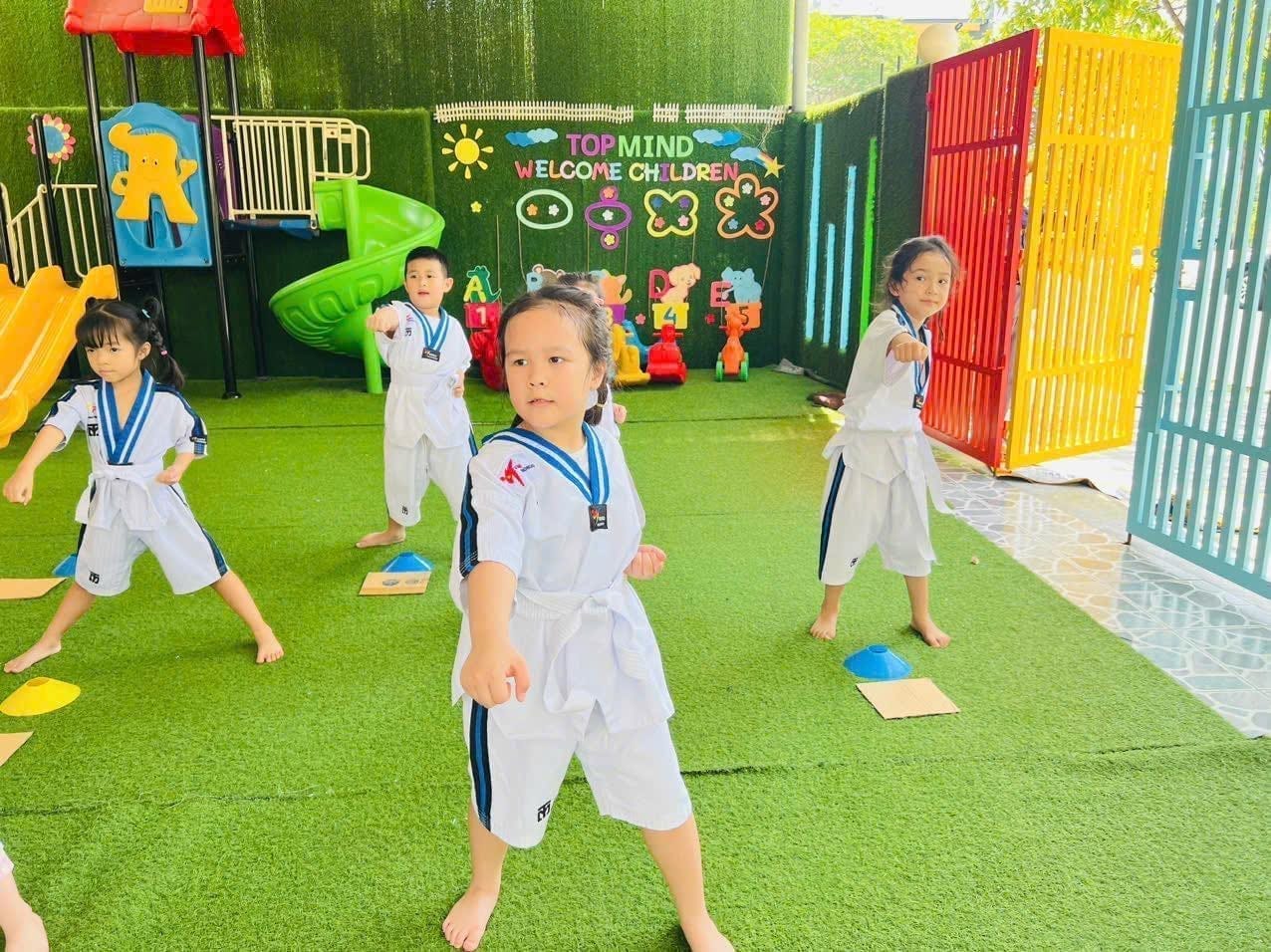 Các bé luyện Taekwondo trong võ phục trắng
