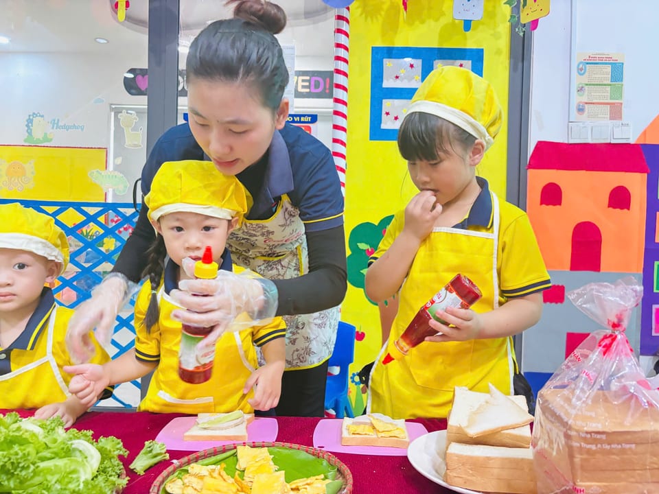 Bé làm bánh sandwich 🥪